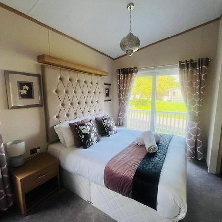 Rosie'S Rest With Hot Tub Barmby on the Moor Exterior photo