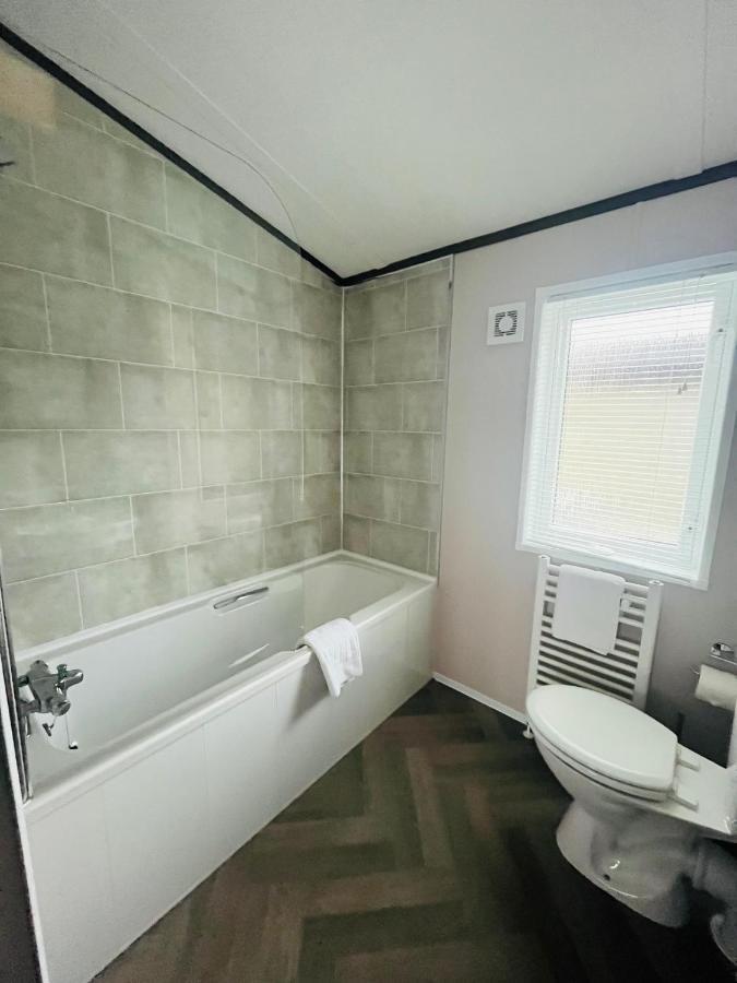 Rosie'S Rest With Hot Tub Barmby on the Moor Exterior photo