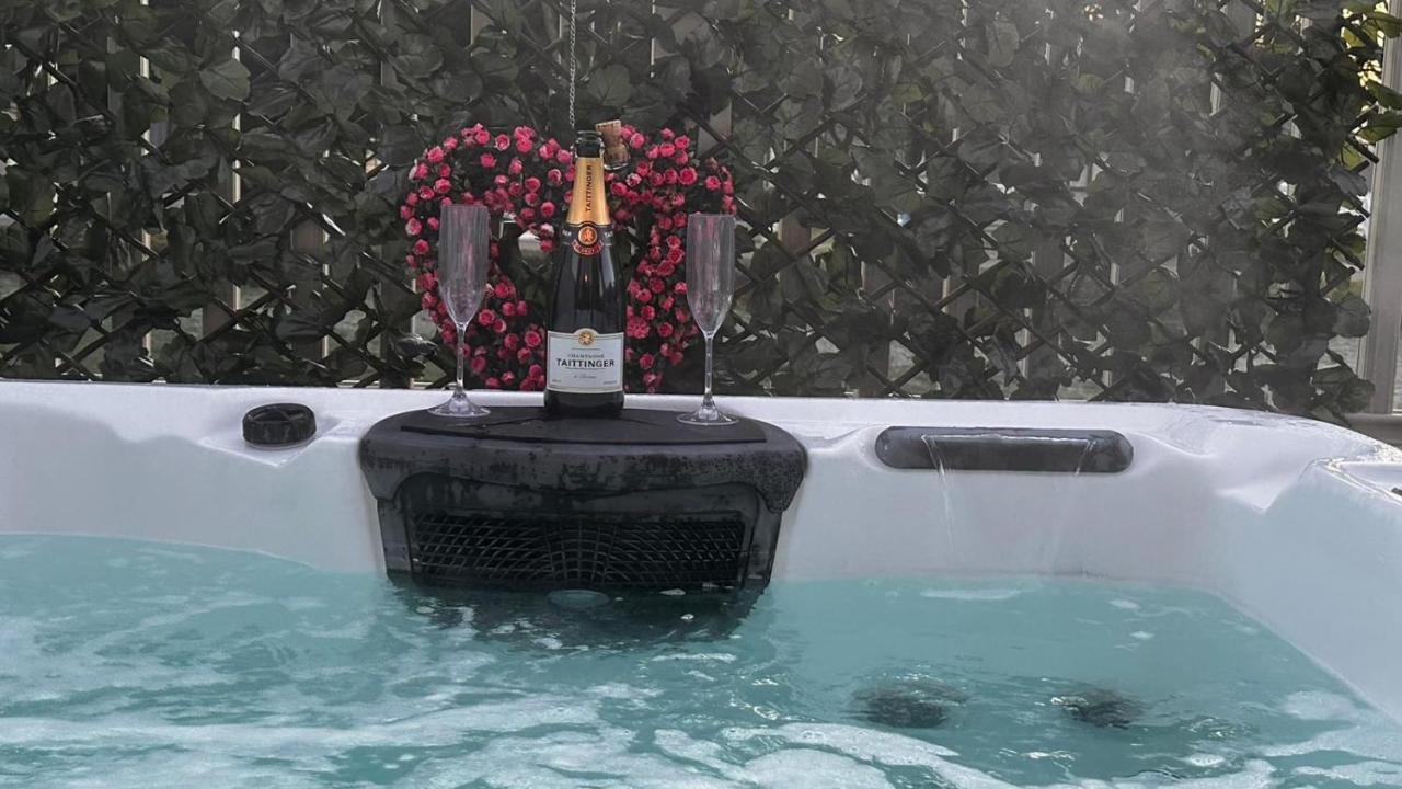 Rosie'S Rest With Hot Tub Barmby on the Moor Exterior photo