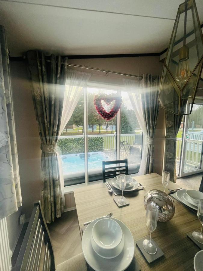 Rosie'S Rest With Hot Tub Barmby on the Moor Exterior photo