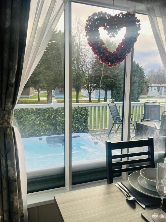 Rosie'S Rest With Hot Tub Barmby on the Moor Exterior photo