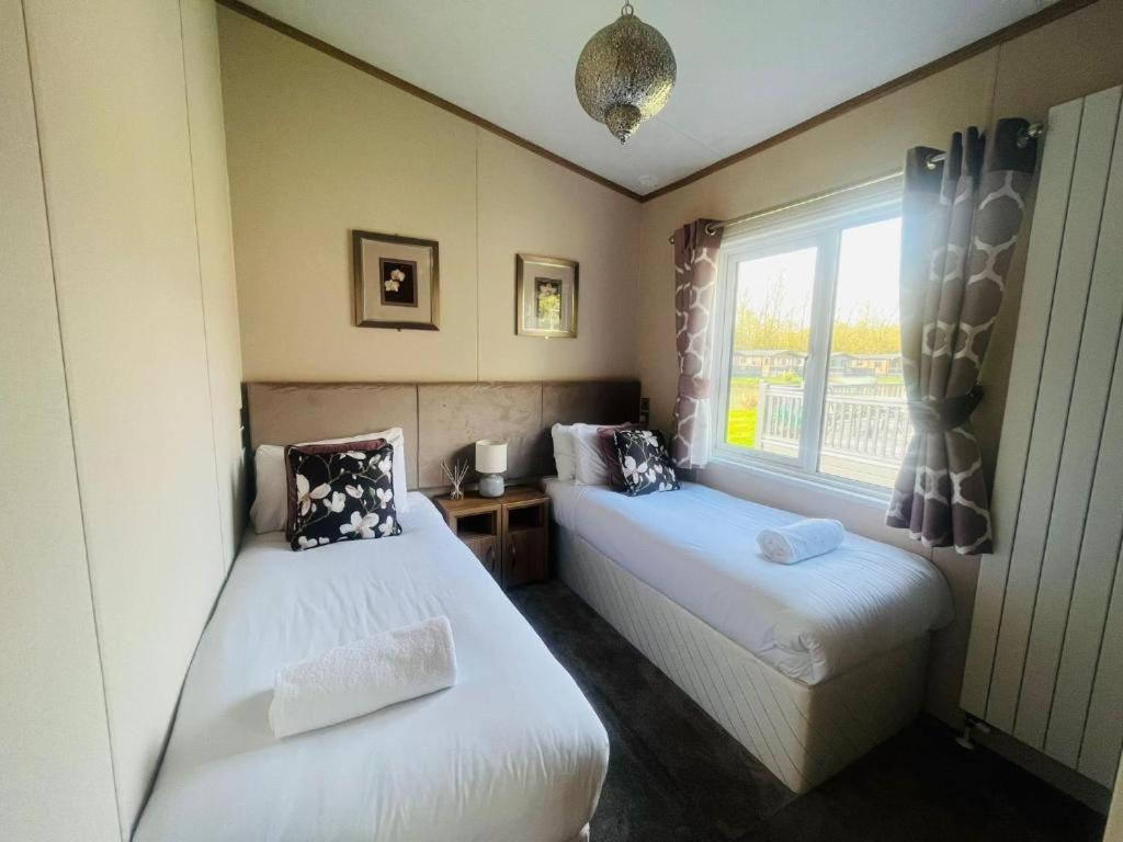 Rosie'S Rest With Hot Tub Barmby on the Moor Exterior photo