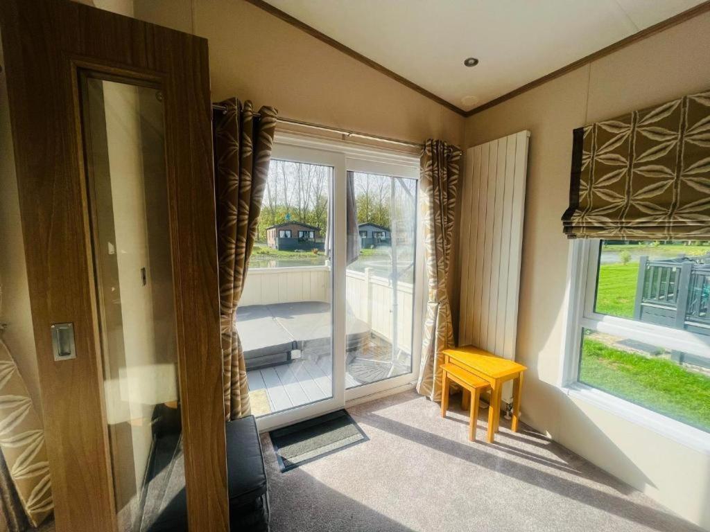 Rosie'S Rest With Hot Tub Barmby on the Moor Exterior photo