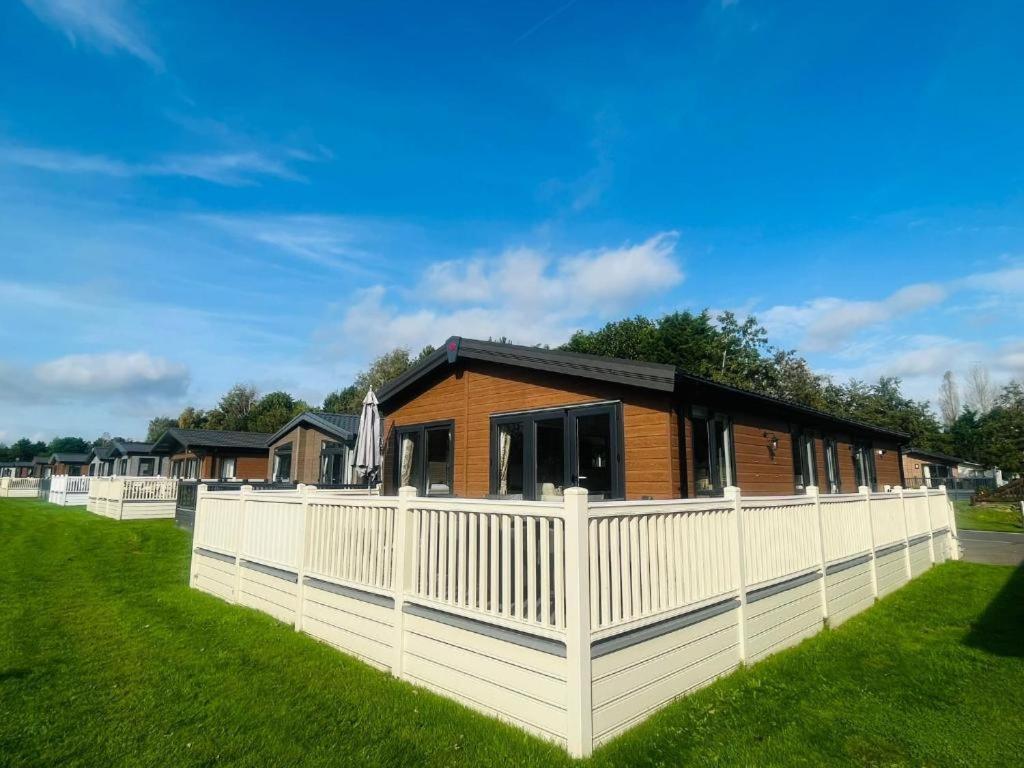 Rosie'S Rest With Hot Tub Barmby on the Moor Exterior photo